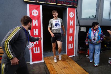 участник забега на небоскреб БЦ \"Высоцкий\" в Екатеринбурге
финиширует на 52-м этаже