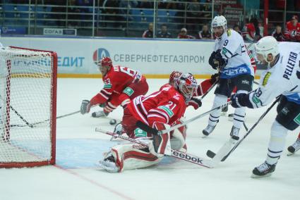 Матч КХЛ \"Автомобилист\" 3-2 \"Медвешчак\" Загреб. Хоккеист ХК Автомобилист №21 Якуб Коварж, ХК Медвешчак №19 Паскаль Пеллетье