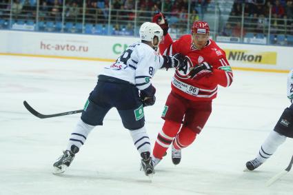 Матч КХЛ \"Автомобилист\" 3-2 \"Медвешчак\" Загреб. Хоккеист ХК Автомобилист №11 Левандовский Эдуард, ХК Медвешчак №89 Марк Катич