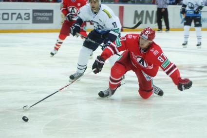 Матч КХЛ \"Автомобилист\" 3-2 \"Медвешчак\" Загреб. Хоккеист ХК Автомобилист №87 Александр Бумагин