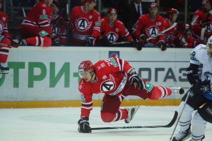 Матч КХЛ \"Автомобилист\" 3-2 \"Медвешчак\" Загреб. Хоккеист ХК Автомобилист №29 Дмитрий Мегалинский