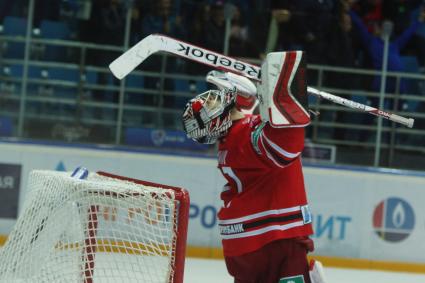 Матч КХЛ \"Автомобилист\" 3-2 \"Медвешчак\" Загреб. Хоккеист ХК Автомобилист №21 Якуб Коварж празднует победу в матче