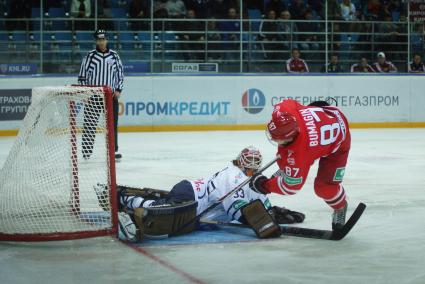 Матч КХЛ \"Автомобилист\" 3-2 \"Медвешчак\" Загреб. Хоккеист ХК Автомобилист №87 Александр Бумагин, ХК Медвешчак №33 Барри Браст