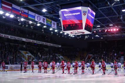 Хоккеисты ХК Автомобилист слушают гимн перед началом игры