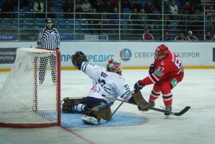 Матч КХЛ \"Автомобилист\" 3-2 \"Медвешчак\" Загреб. Хоккеист ХК Автомобилист №87 Александр Бумагин, ХК Медвешчак №33 Барри Браст