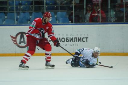 Матч КХЛ \"Автомобилист\" 3-2 \"Медвешчак\" Загреб. Хоккеист ХК Автомобилист №63 Антон Крысанов, ХК Медвешчак №93 Сен-Пьер Мартен