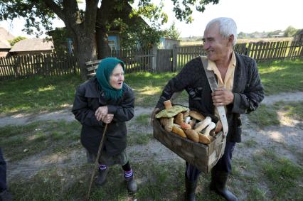 Мужчина с корзиной грибов.