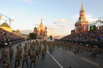 Международный военно-музыкальный фестиваль `Спасская башня`. На снимке: военнослужащие в форме времен Первой мировой войны.