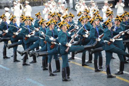 Международный военно-музыкальный фестиваль `Спасская башня`. На снимке: военнослужащие роты почетного караула Президентского полка.