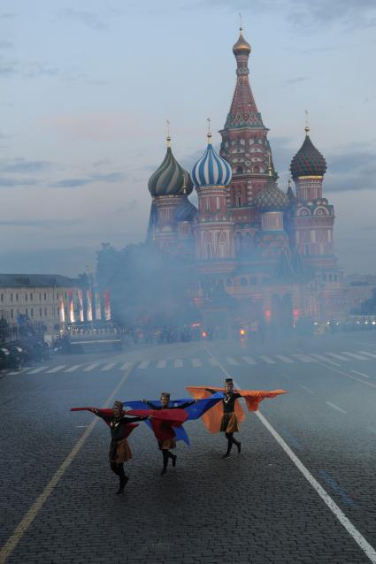 Международный военно-музыкальный фестиваль `Спасская башня`. На снимке: участницы музыкальных ансамблей `Ереванские барабаны` и `Армелад` из Армении.