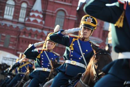 Международный военно-музыкальный фестиваль `Спасская башня`. На снимке: кавалерийский почетный эскорт Президентского полка.