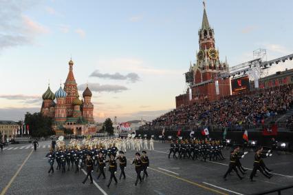 Международный военно-музыкальный фестиваль `Спасская башня`. На снимке: военнослужащие роты почетного караула Президентского полка.