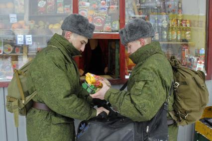 Осенний призыв. Призывники покупают продукты в дорогу.