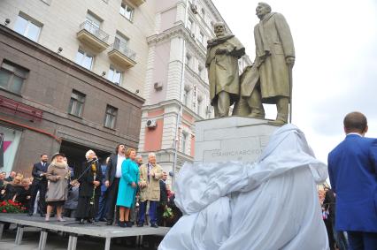 Открытие нового театрального сезона в МХТ имени А.П. Чехова и открытие памятника Станиславскому и Немировичу-Данченко в Камергерском переулке. На снимке: актеры   Ирина Мирошниченко, Игорь Золотовицкий, Валентина Матвиенко и Олег Табаков.