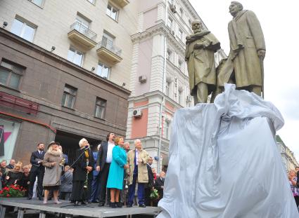 Открытие нового театрального сезона в МХТ имени А.П. Чехова и открытие памятника Станиславскому и Немировичу-Данченко в Камергерском переулке. На снимке: актеры   Ирина Мирошниченко, Игорь Золотовицкий, Валентина Матвиенко и Олег Табаков.