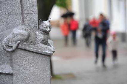 Виды Бреста. Улица Советская. На снимке: скульптурная композиция `Старый город` (влюбленные коты).