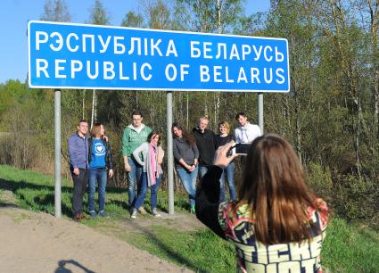 Граница с Республикой Беларусь. На снимке: туристы фотографируются под вывеской `Республика Беларусь`.