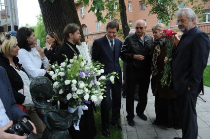 Церемония открытия памятника поэту и писателю Сергею Михалкову на Поварской улице. На снимке (слева направо): архимандрит Тихон (Георгий Шевкунов), первый заместитель председателя Госдумы РФ, президент Олимпийского комитета РФ Александр Жуков, президент ММКФ Никита Михалков и вдова С.Михалкова, вице-президент Российского фонда культуры Юлия Субботина.