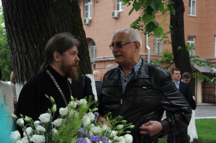 Церемония открытия памятника поэту и писателю Сергею Михалкову на Поварской улице. На снимке: архимандрит Тихон (Георгий Шевкунов) и президент ММКФ Никита Михалков.