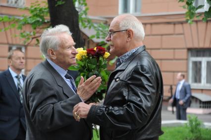 Церемония открытия памятника поэту и писателю Сергею Михалкову на Поварской улице. На снимке: председатель Благотворительного фонда имени А.Боровика, журналист Генрих Боровик (слева) и президент ММКФ Никита Михалков.