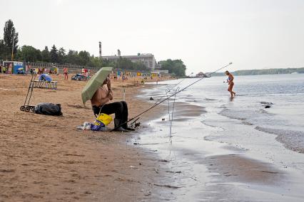 Рыбак на берегу.