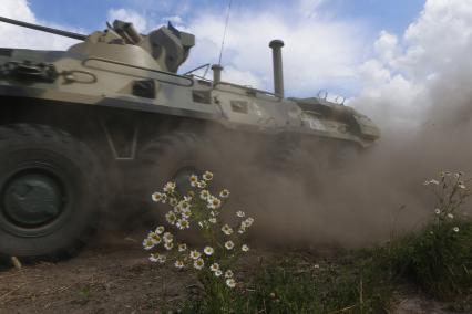 Полигон Хмелевка. `Балтийское военно-морское дерби 2014`. На снимке: БТР-82А.