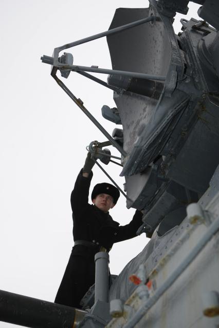 Сторожевой корабль `Неустрашимый` Балтийского флота Западного Военного Округа ВМФ РФ на ремонте.