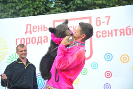 Празднование Дня города на Цветном бульваре. На снимке: представление с медведем.