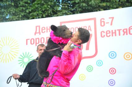 Празднование Дня города на Цветном бульваре. На снимке: представление с медведем.