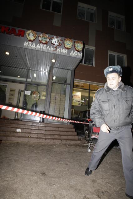 Неизвестные, в количестве 15 человек, в четверг вечером забросали редакцию газеты `Комсомольская правда` камнями и дымовыми шашками.