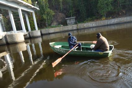 Условные террористы плывут на лодке к плотине Волчихинского водохранилища, во время антитеррористических учений