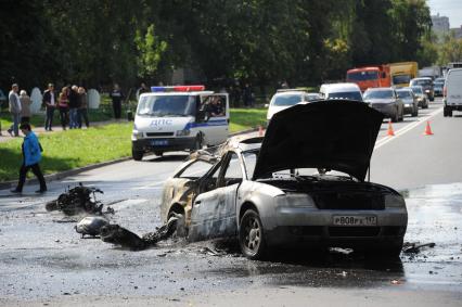 На юго-востоке Москвы мотоциклист погиб при столкновении с Audi. На снимке: сгоревший автомобиль и мотоцикл.