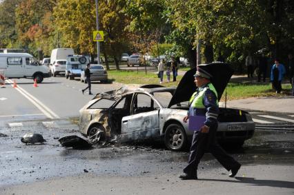 На юго-востоке Москвы мотоциклист погиб при столкновении с Audi. На снимке: сгоревший автомобиль Audi  на месте происшествия.