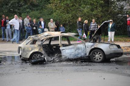 На юго-востоке Москвы мотоциклист погиб при столкновении с Audi. На снимке: сгоревший автомобиль Audi  на месте происшествия.