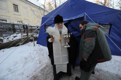 Открытие пункта обогрева для бездомных - ангар `Спасение` на Николоямской улице. На снимке: председатель Синодального отдела по благотворительности епископ Орехово-Зуевский Пантелеимон (слева) и  руководитель направления помощи бездомным Синодального отдела по благотворительности Илья Кусков.