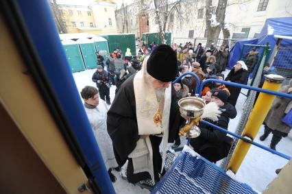 Открытие пункта обогрева для бездомных - ангар `Спасение` на Николоямской улице. На снимке: председатель Синодального отдела по благотворительности епископ Орехово-Зуевский Пантелеимон перед ритуалом освящения мобильной душевой.