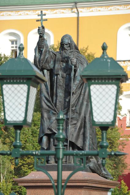 Памятник священномученику Ермогену, патриарху Московскому и всея Руси, в Александровском саду.