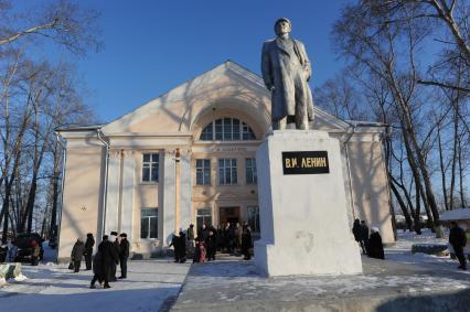 П.Николаевка.(ЕАО). Улица Лазо. Центр культуры и досуга. Памятник Ленину.