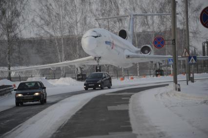 Новосибирск. Аэропорт `Толмачево`. На снимке:  самолет Ту-154 авиакомпании S7 Airlines на площадке в районе КПП  №2.