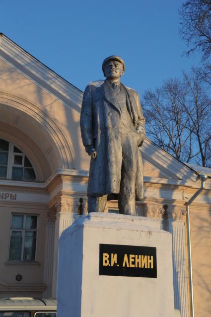 П.Николаевка.(ЕАО). Улица Лазо. Центр культуры и досуга. Памятник Ленину.