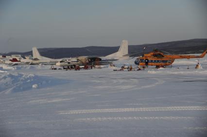 Николаевск-на-Амуре. Аэропорт. На снимке: самолет Ан-26-100 и вертолет Ми-8Т.