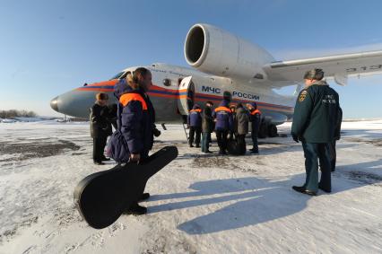 Дальний Восток. На снимке: спасатели садятся на борт самолета Ан-74 МЧС РФ.