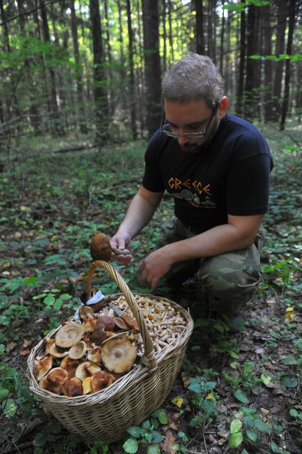 Мужчина с корзиной грибов.