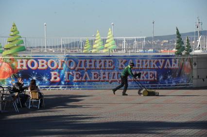 Геленджик. На снимке: плакат `Новогодние каникулы в Геленджике!`.