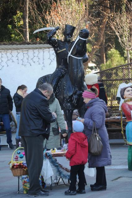 Геленджик. На снимке: люди покупают новогодние украшения.