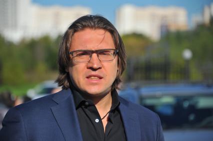 Троекуровское кладбище. Похороны убитой Татьяны Акимцевой. На снимке: адвокат Александр Карабанов.