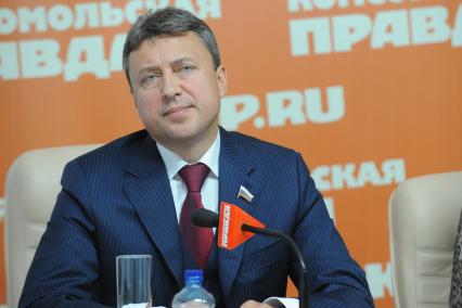 Пресс-центр ИД `Комсомольская правда`. Пресс-конференция на тему: `Уровень коррупции в России в 2013-2014 годах`  На снмке: член комитета Государственной Думы РФ по безопасности и противодействию коррупции  Анатолий  Выборный.