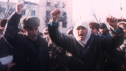 Вторая чеченская война. Грозный. Местные жители на митинге.