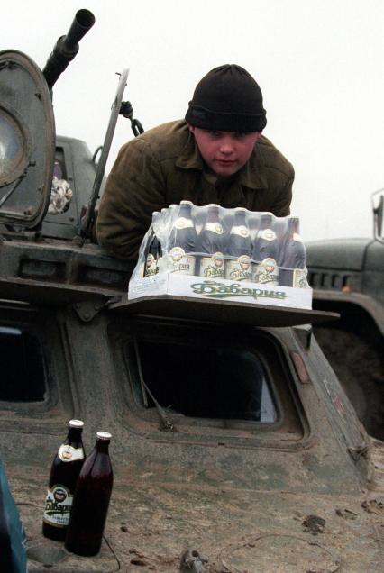 Вторая чеченская война. Урус-Мартан. Российский солдат держит упаковку пива `Бавария`.