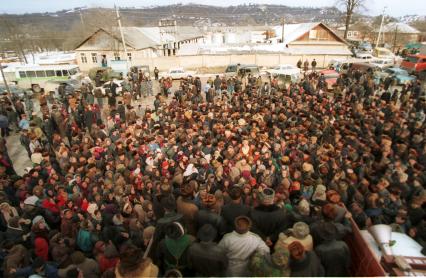 Вторая чеченская война. Грозный. Местные жители на митинге.